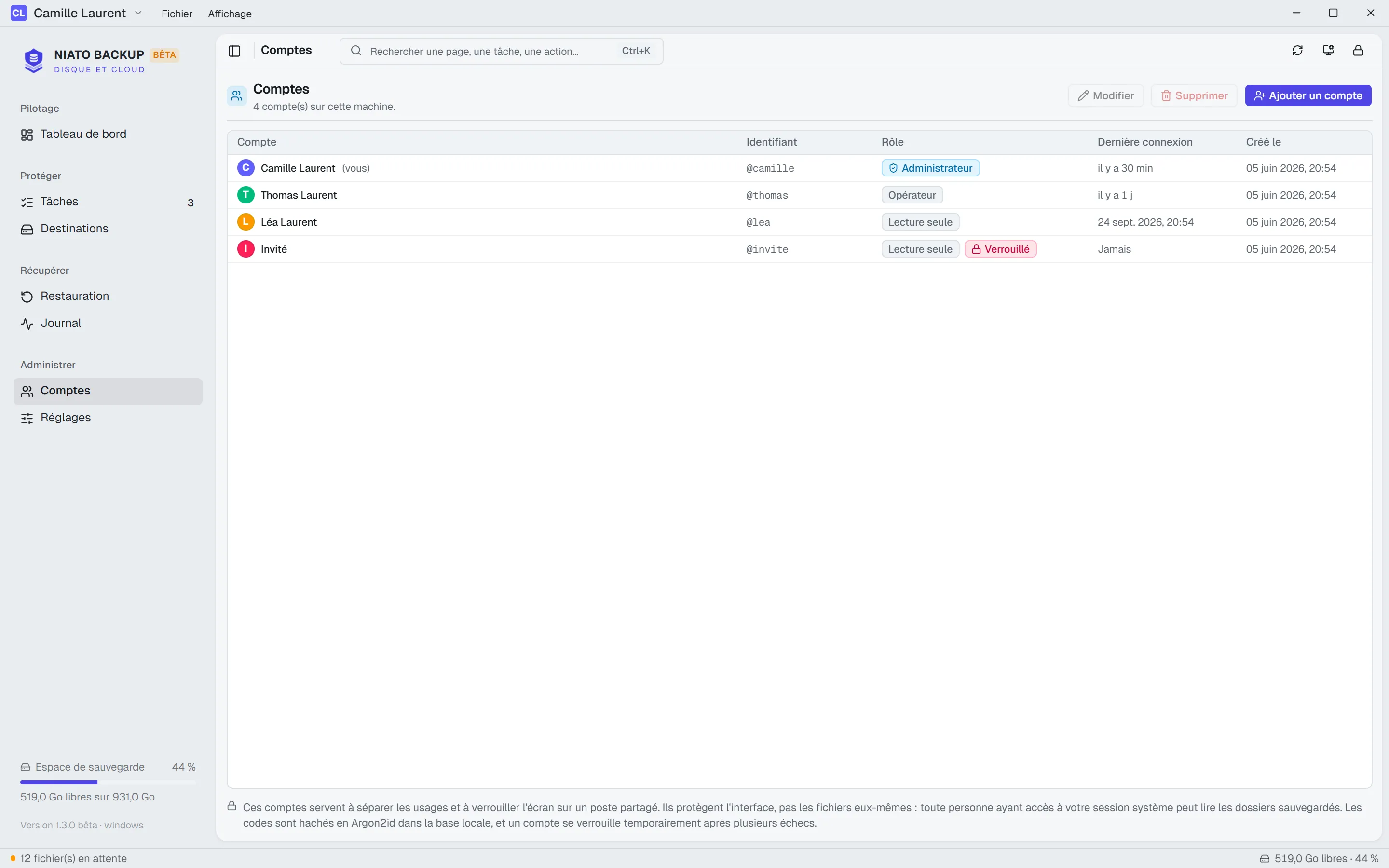 La page Comptes : quatre comptes avec leur rôle, leur dernière connexion, et un compte verrouillé temporairement.